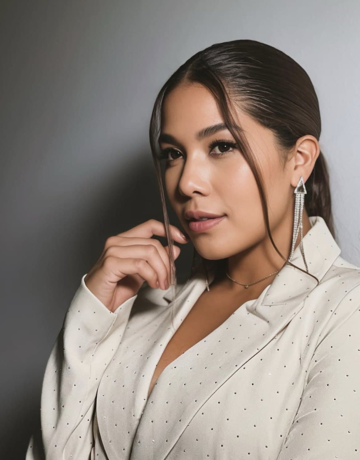 Carolina Benítez con blazer blanco